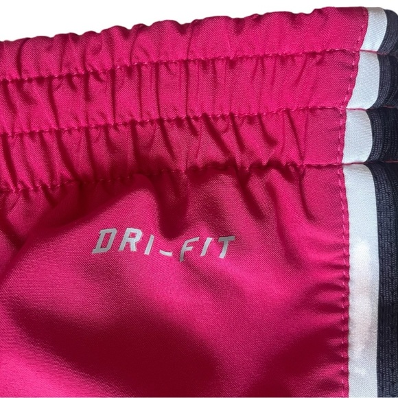 Nike Dri-FIT Women’s Size M Black and Pink Running Shorts  with Hidden Pockets - Picture 5 of 9